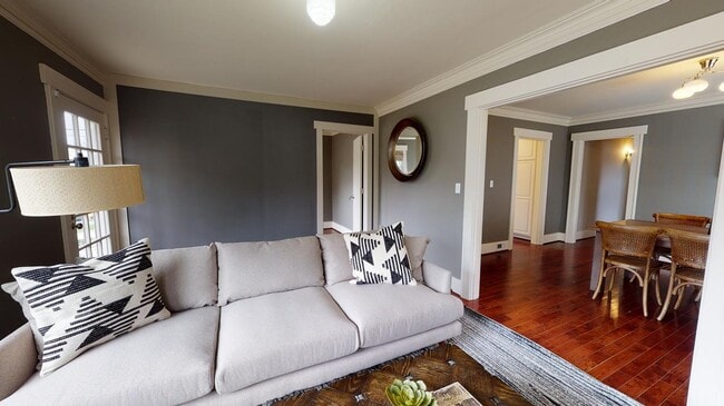 Photo - 812 W Bothwell St