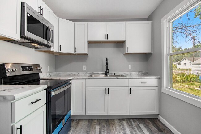 Photo - 2105 Elwood Ave