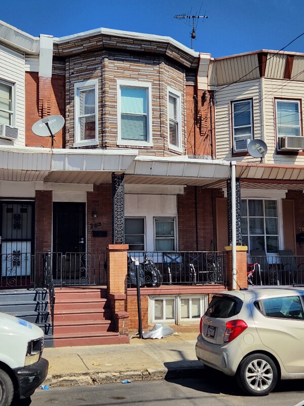 Photo - 705 E Ontario St House