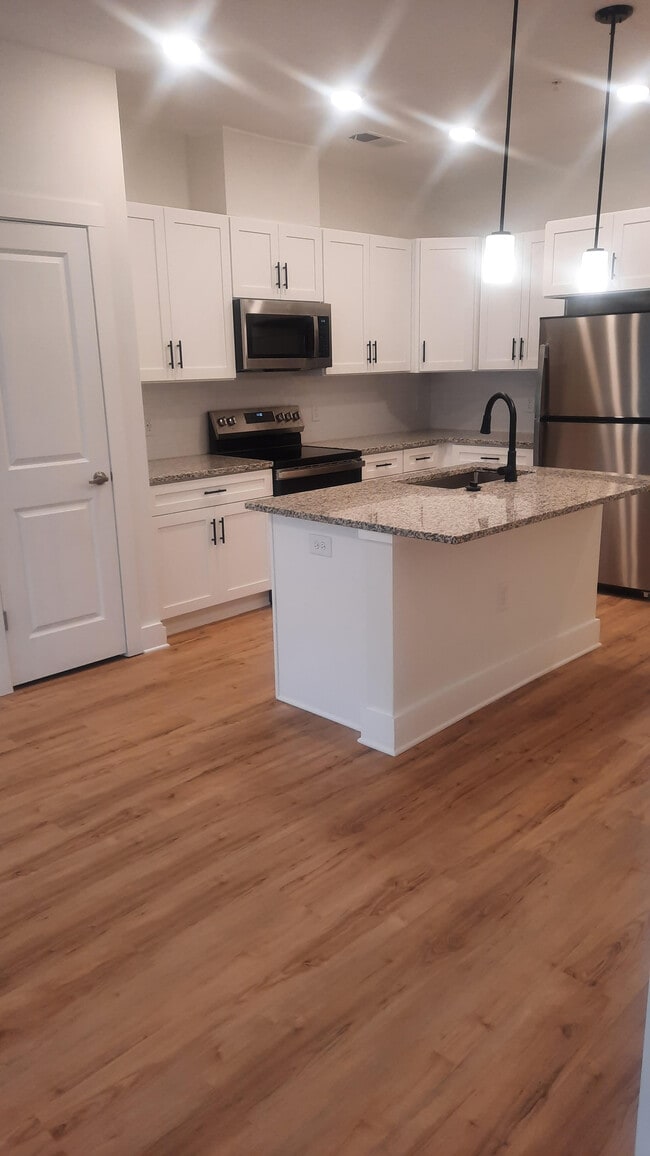 Kitchen with Breakfast Bar - The View at Franklin