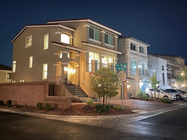 Building Photo - 3 Story house 4 bedroom / 3.5 bath, Southwest