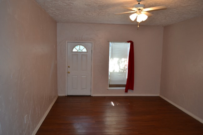 Photo - 5614 Victor St