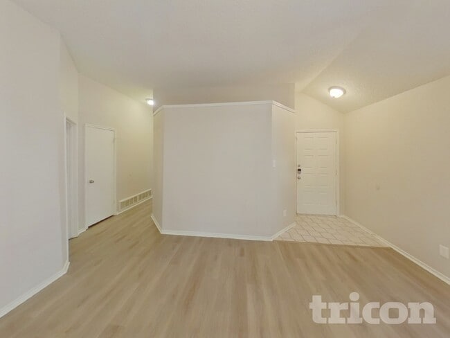 Photo - 1637 Woodhall Way