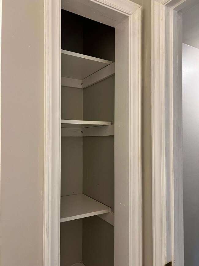 Full bath shelving - 6 Sidbrook Ct Casa Adosada