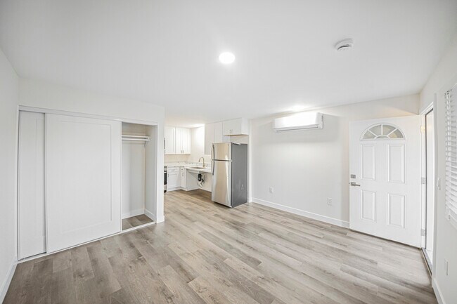 Photo - Inviting Studio with Included Kitchen Appl... Unidad 110