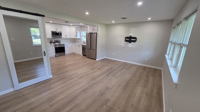 Photo - 413 Hickory Ln