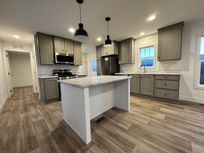 Photo - 15 Hartland St N