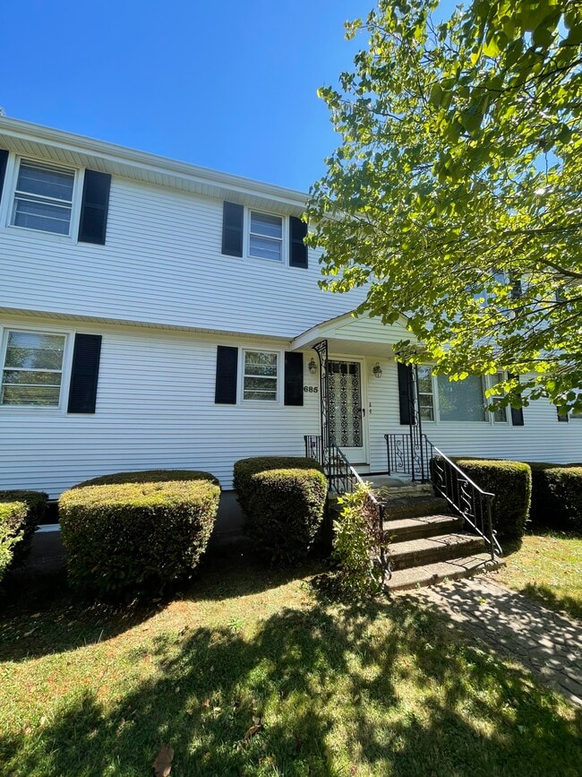 Building Photo - 685 Burritt St Rental