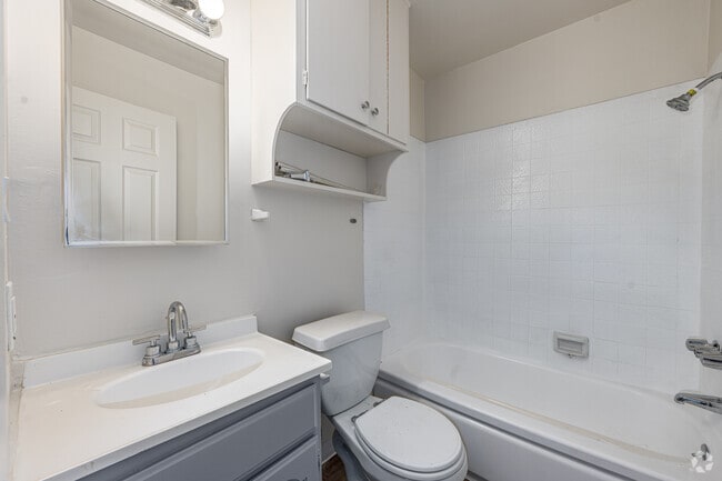 2BR, 2BA - 842SF - Primary Bathroom