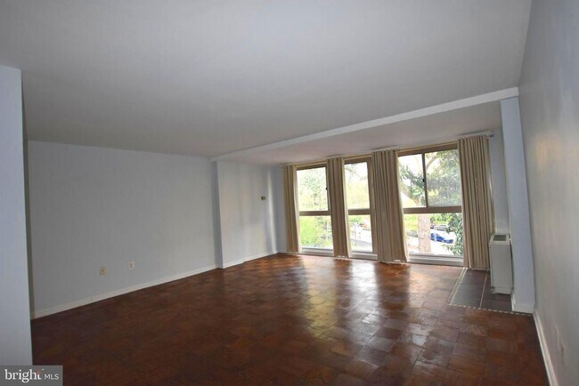 Building Photo - 922 24th St NW Unit 318 Rental