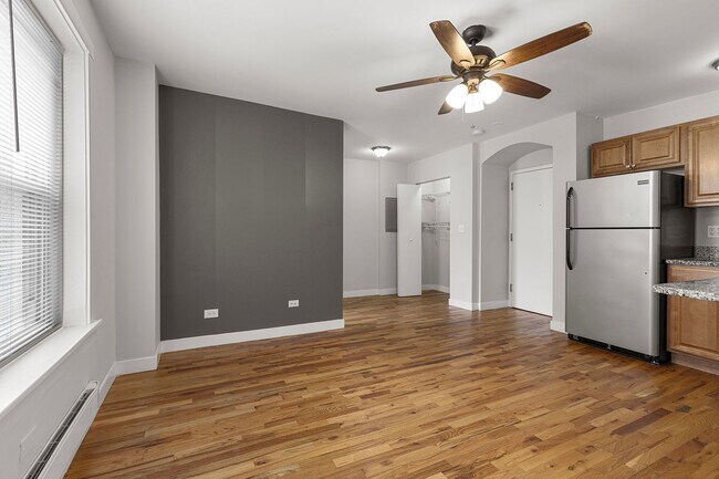 Photo - 7451 N Greenview Ave