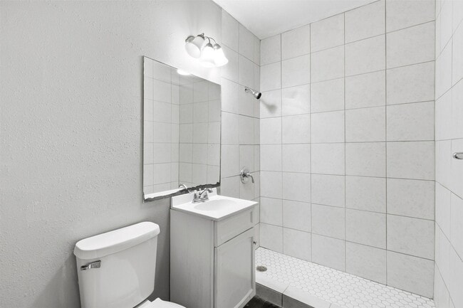 Building Photo - 344 Pennington Dr