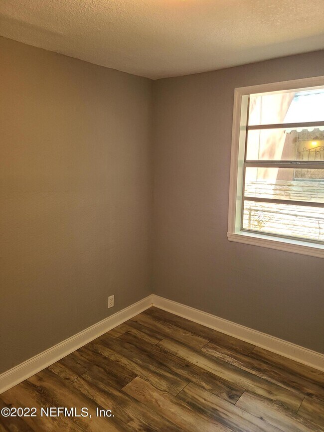 Photo - 1598 W 15th St