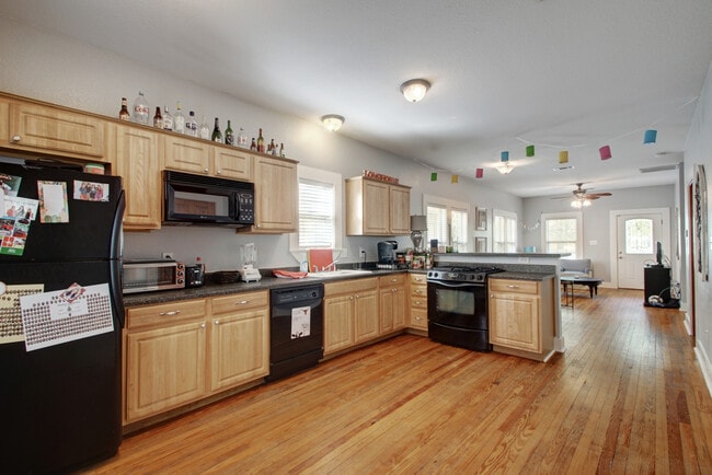 Photo - 502 W 43rd St