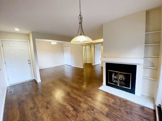 Building Photo - South Anchorage Condo with Balcony, Garage...