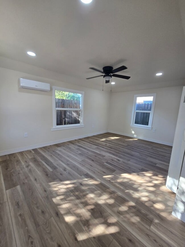 Building Photo - 1 Br 1 Ba available now