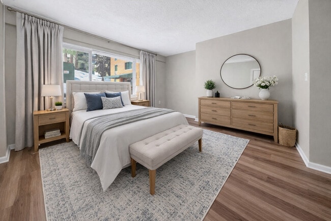 Photo - Pooks Hill Tower & Court