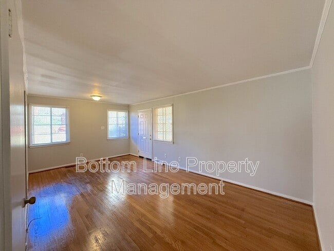 Photo - 3021 Marlborough Rd