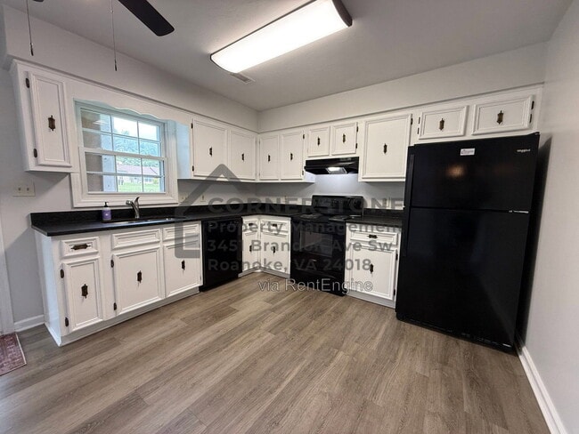 Photo - 1103 Lakeview Pl