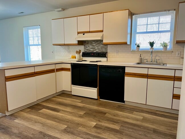 Photo - 8708 Macomb St