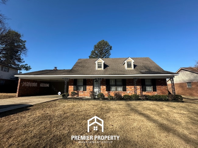 Building Photo - Newly Renovated 4BR Memphis Home w/ Brick Fireplace, Hardwood Floors & Fenced Yard