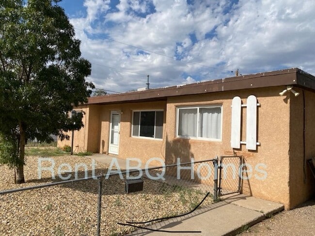 Building Photo - 1,100 sq ft 3 Bedroom, 1 Bath Family Home