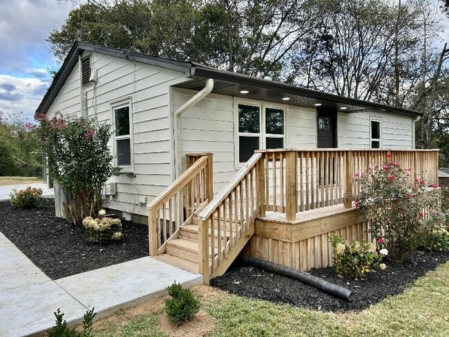 Photo - 304 Greenview Dr