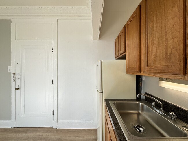 3824 N Fremont Unit 305