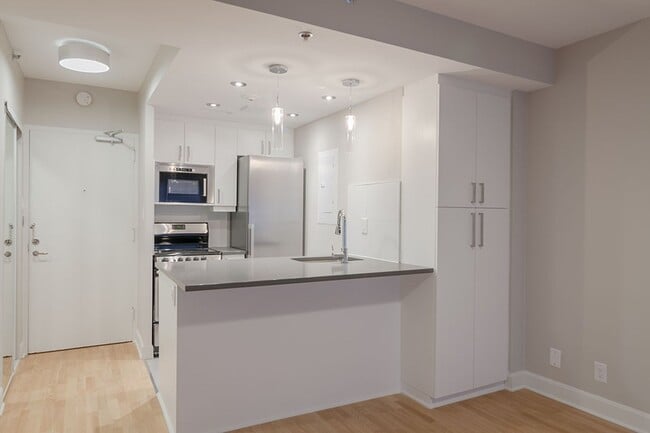 Building Photo - 3455 Rue Aylmer Unit 602