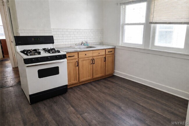 Photo - 196 Englewood Ave