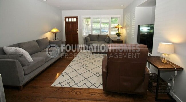 Photo - 304 Las Flores Ave
