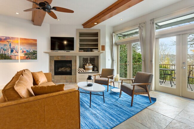 Photo - 1040 Lakeview Blvd E