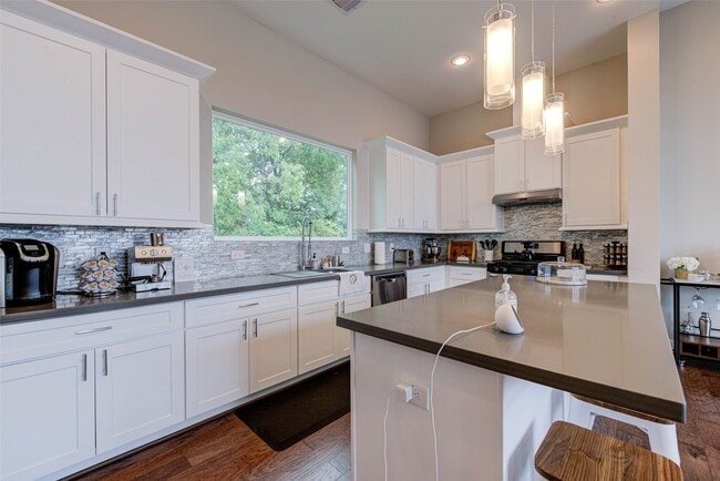 6009 Gardendale Dr