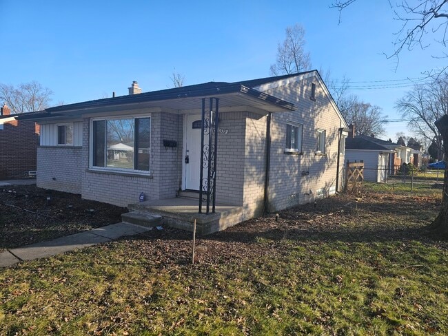 Building Photo - 26539 Clarita St