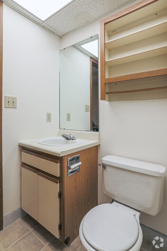 4 BR, 4 BA - First Bathroom