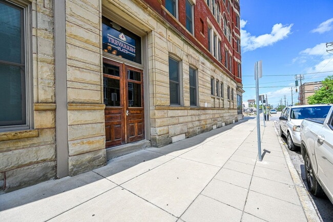 Building Photo - 975 E McMillan St Unit 201