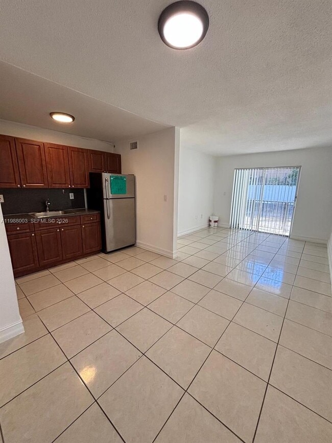 Building Photo - 1638 NW 4th St Unit 3