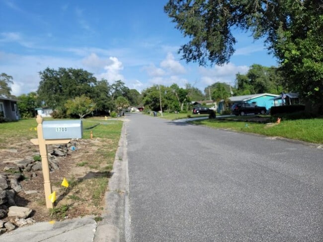 Photo - 1700 Chaucer Rd