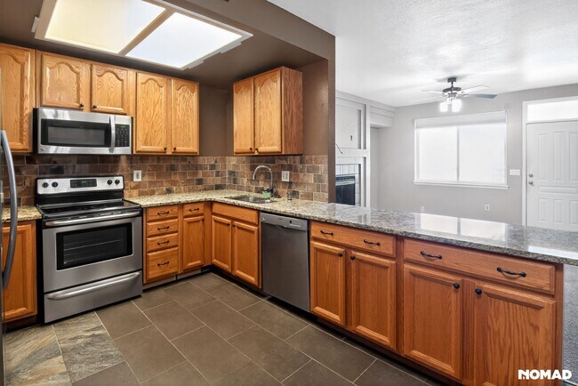 New Granite with extra soft close cabinet space and under mounted sink. - 1089 S Walden Way Unidad 1089 S Walden Way #111