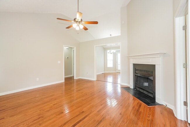 Photo - 725 Veneta View Dr