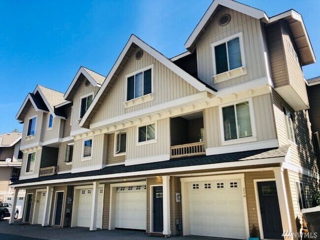 Building Photo - Spacious 2 Bed 2.5 Bath Townhome with Attached Garage in Cle Elum
