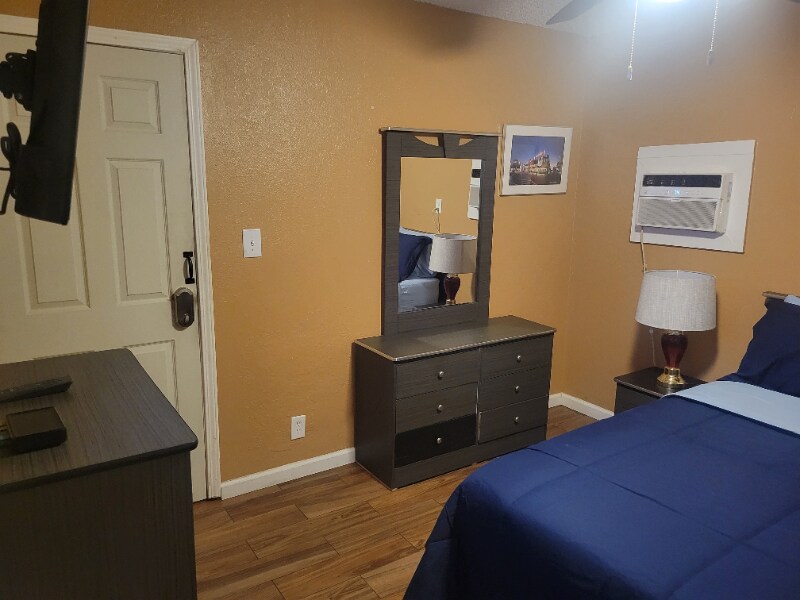 Photo - 405 Leonard Ave