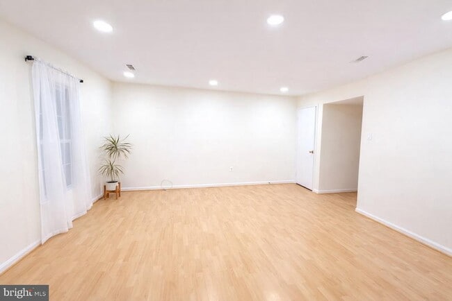 Photo - 4924 Van Walbeek Pl