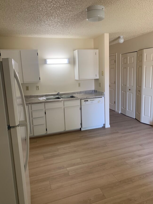 Photo - 631 Conifer St