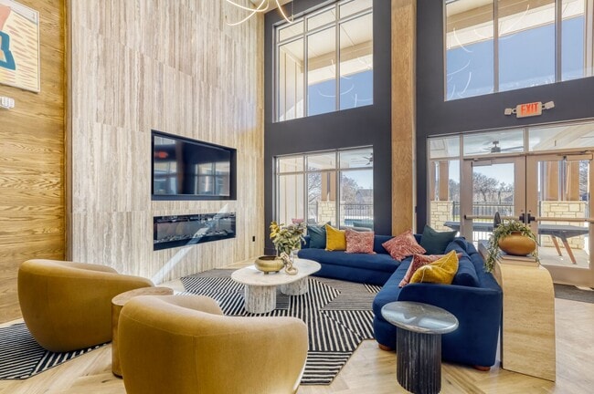 Building Photo - Red Oaks