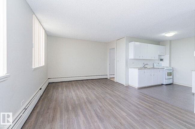 Photo - 8510-8111 111 St NW