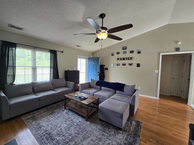 Photo - "Charming 3-Bedroom Home with 2 Full Baths in Jacksonville's Cozy Winterberry Court!"