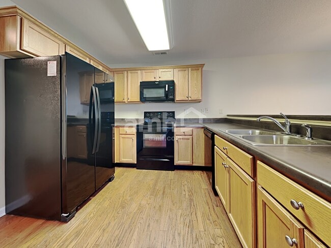 Photo - 825 Lightfoot Way