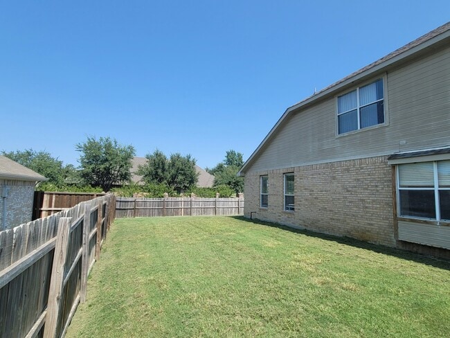 Photo - 1229 Tralee Ln