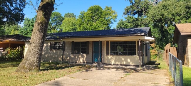 Building Photo - Beautiful 4 bedroom/1 bath home fully reha...